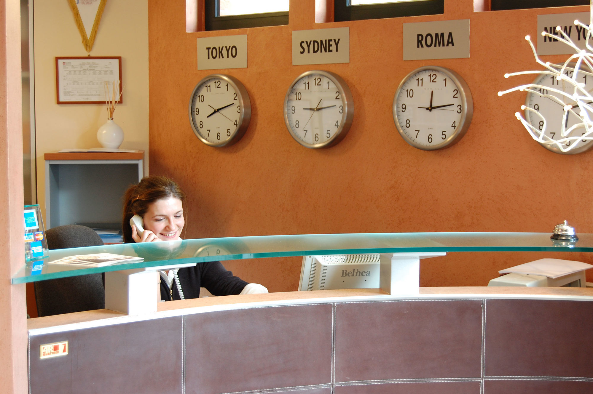 Hotel Villa Glicini Пинероло Интерьер фото
